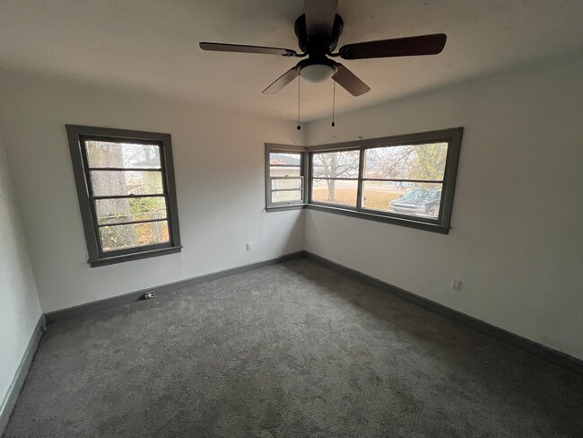 Building Photo - 754 Raymond Rd