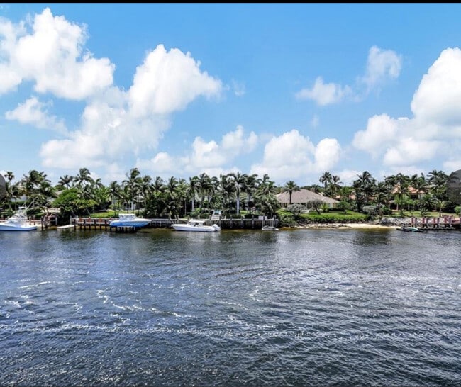 Building Photo - 1050 Hillsboro Mile