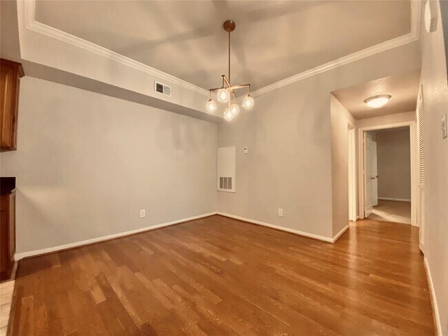 Building Photo - 2255 Braeswood Park Dr