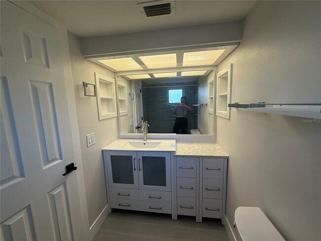 Building Photo - 4700 Cove Cir