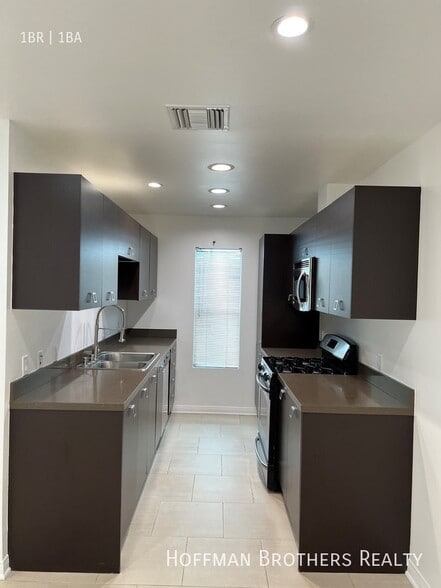 Building Photo - 1418 N Poinsettia Pl