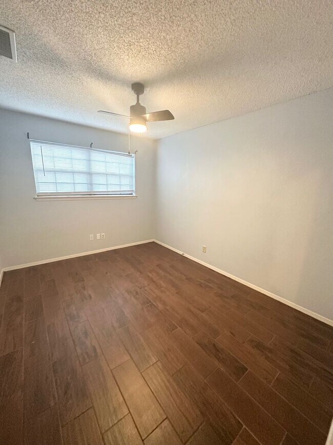 Building Photo - 4 Bed 2 Bath Ready to Rent ASAP