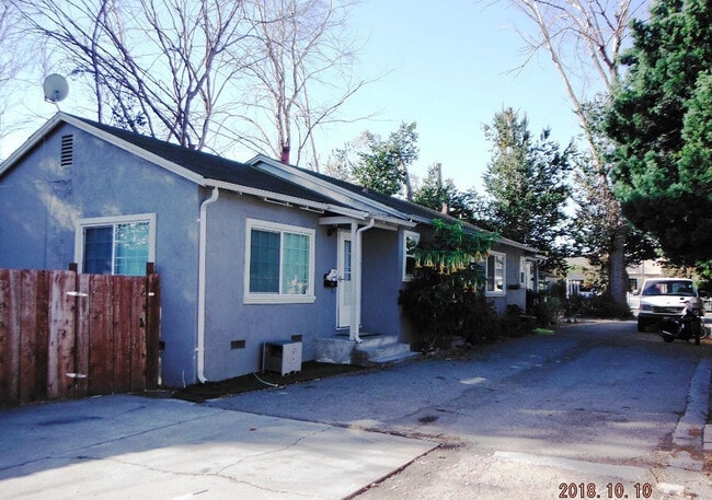 Building Photo - LAUR62-64