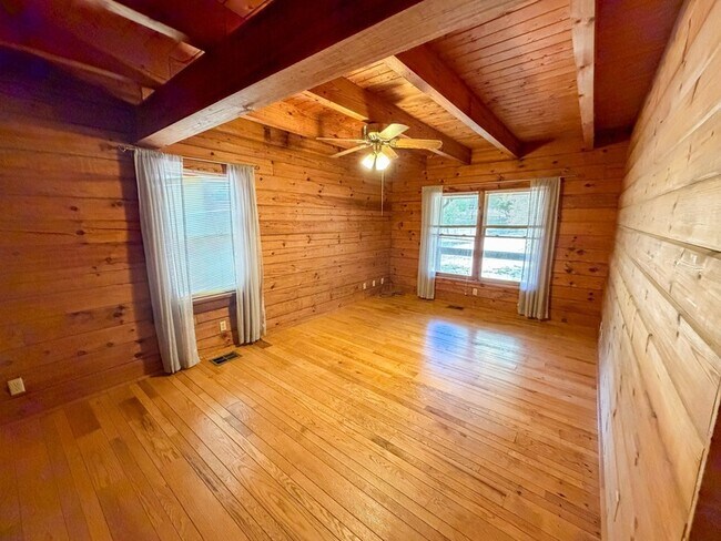 Building Photo - 111 Rocky Creek Dr