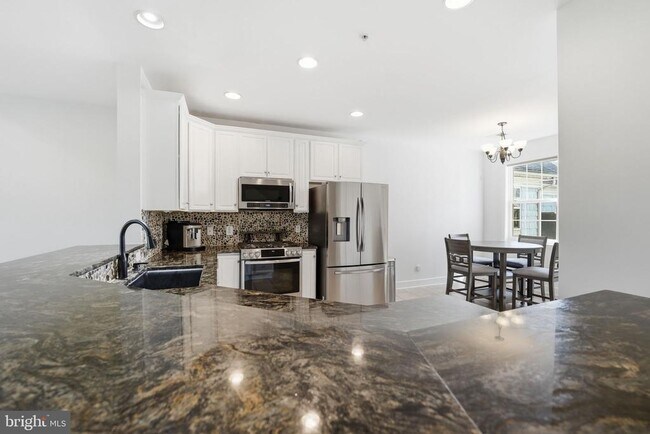 Building Photo - 13940 Greendale Dr