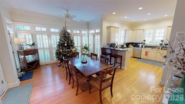 Building Photo - 1141 Dilworth Crescent Row