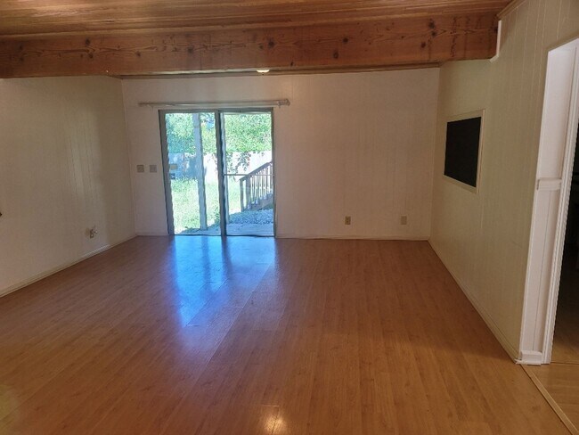 Building Photo - Kent 4 bedroom plus Den and 3 bathrooms & ...