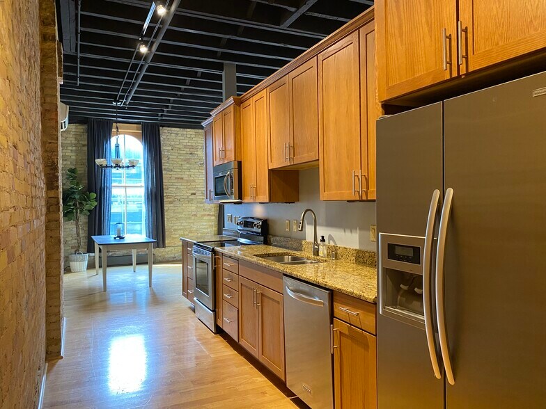 Building Photo - 522 N Water St