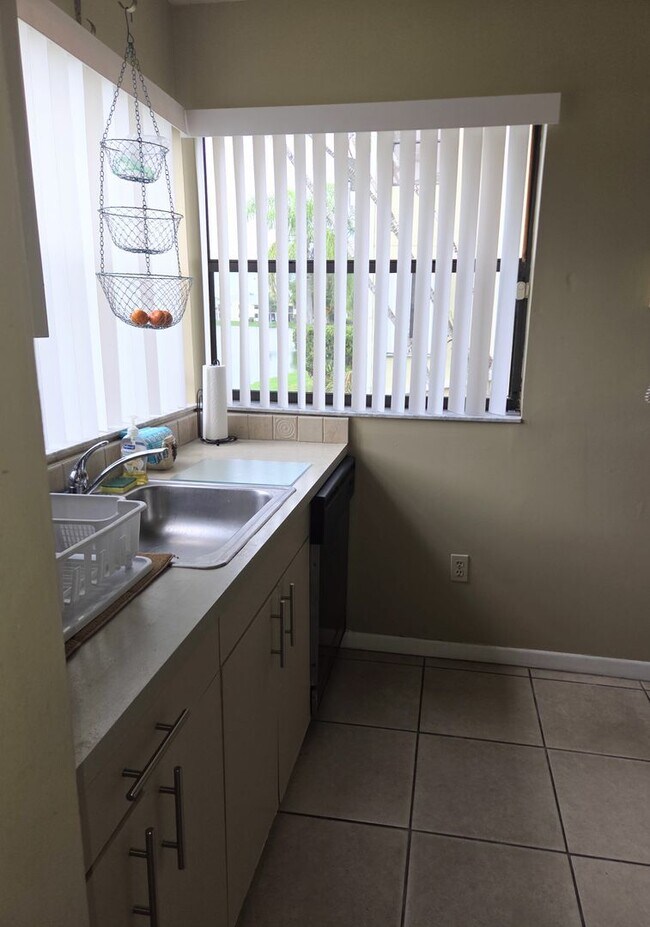 Building Photo - Fully furnished Lake View Condo in Gated Community