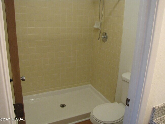 Building Photo - 6625 E Golf Links Rd