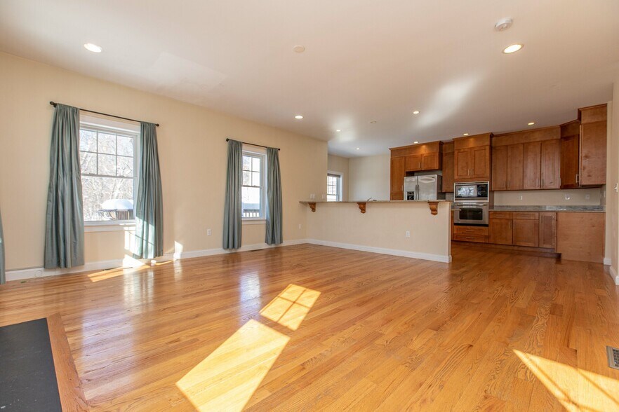 Building Photo - 8 Summer Hill Cir