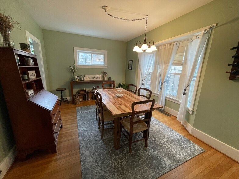 Large Dining Room - 252 Brunswick St