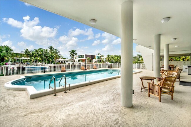 Building Photo - 9500 W Bay Harbor Dr