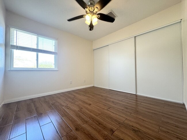 Building Photo - AVAILABLE NOW!! 3 Bed / 2 Bath Home in Des...