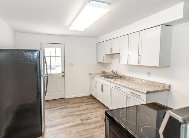 Building Photo - 453 Edith St