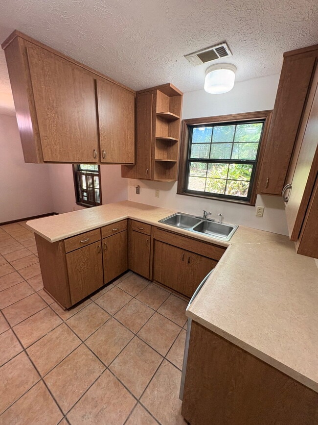 Building Photo - Charming 3-Bed, 2-Bath Home with 1623 sq. ft. of Comfort in the North Side of Tallahassee!