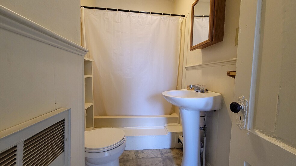 Building Photo - 31 Shaw St