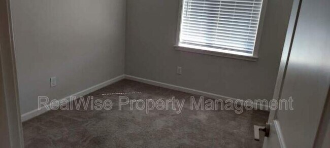 Building Photo - 5909 NE 57th Ave