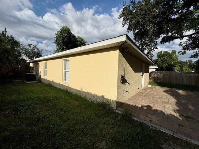 Building Photo - 218 10th Ave E