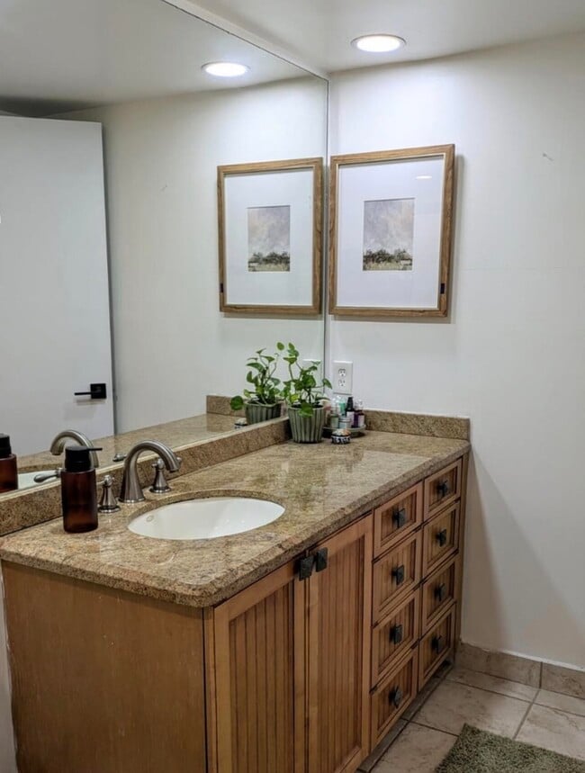 Building Photo - 3100 N Palm Aire Dr