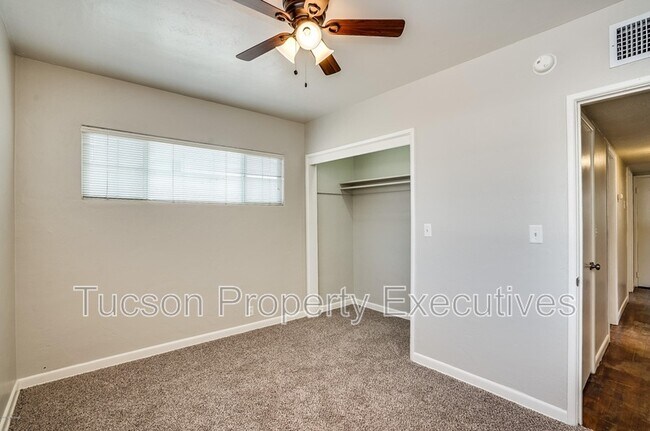 Building Photo - 1040 E Linden St