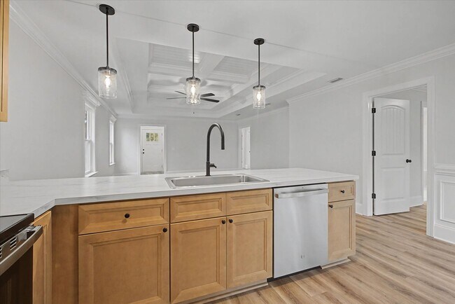 Building Photo - 4 Bedroom Home Available Now!