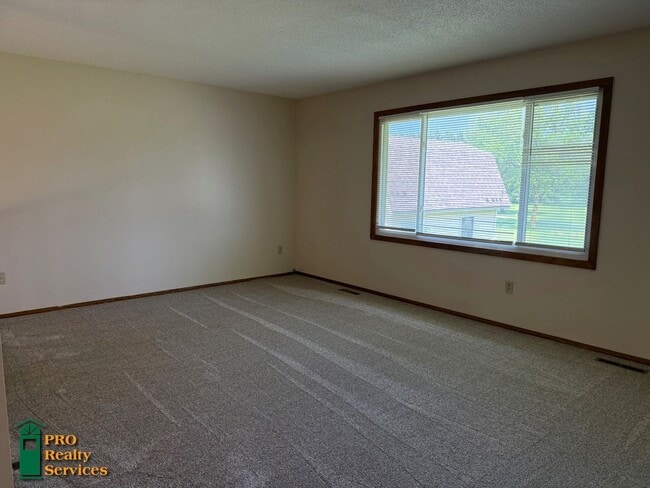 Building Photo - 3 Bedroom Home **Half off August Rent with...