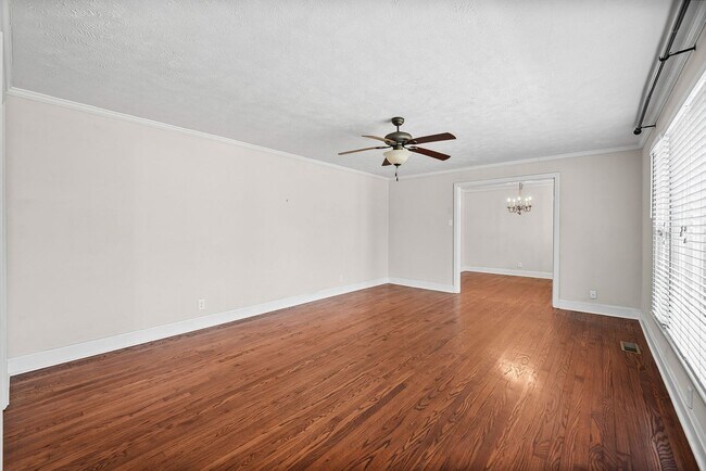 Building Photo - Renovated 3 Bedroom Pet Friendly Home For Rent!