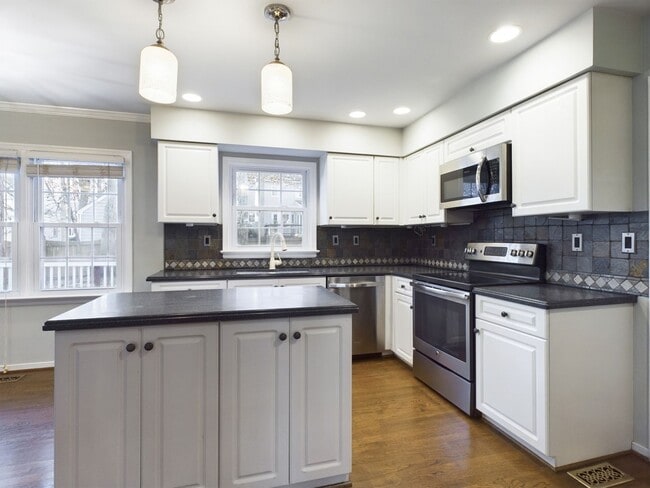 Building Photo - 2824 Hampton Woods Dr