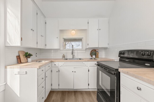 Building Photo - 405-409 2nd St