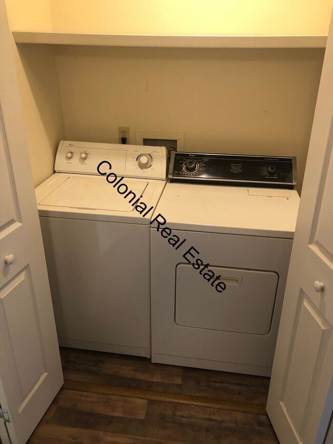 Building Photo - Beautiful, newly renovated, 2 bed 1 1/2 ba...