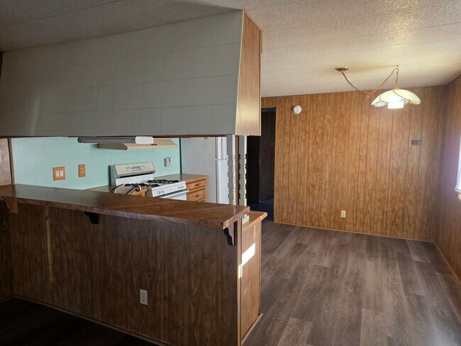 Building Photo - 1st Month Free!! 2 Bedroom/2Bath Mobile home with Arizona Room and Fully Fenced Yard.