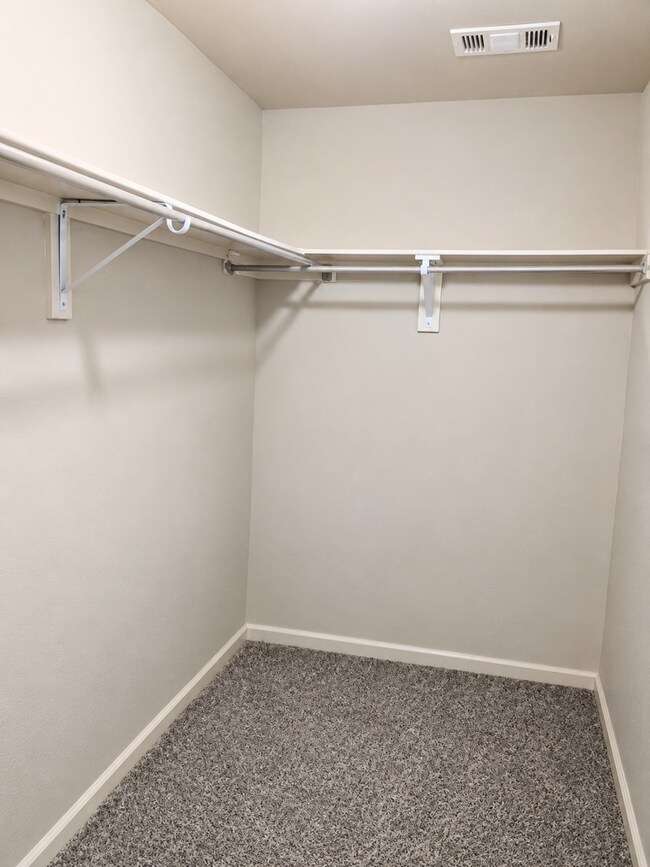 Building Photo - 4 Bed / 2 Bath with garage!!
