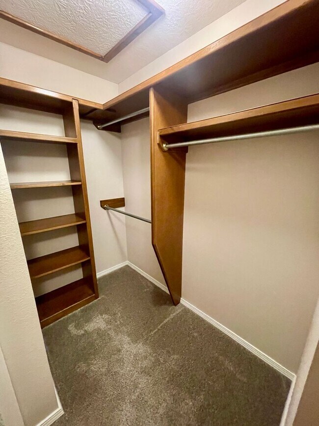 Building Photo - 1233 E Ogorman Ct