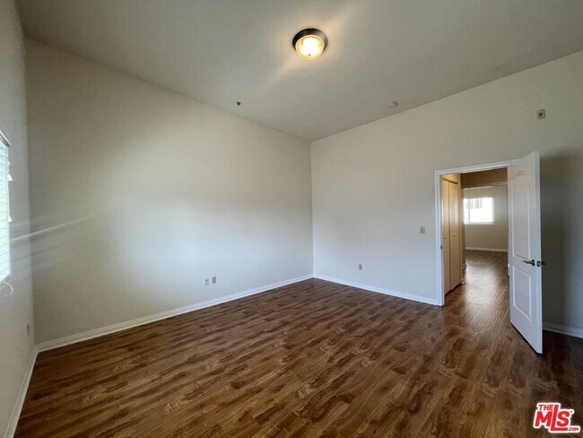 Building Photo - 15024 Magnolia Blvd