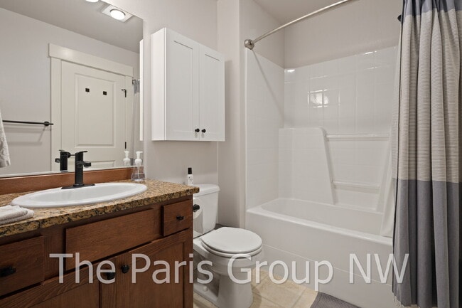 Building Photo - Stylish Model Hm in Issaquah Highlands * Park-Facing, EV Charger, Designer Upgrades & Very Walkable!