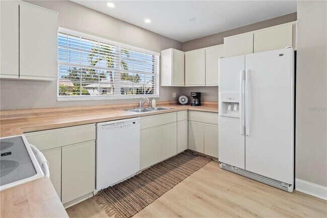 Building Photo - 5207 88th St W