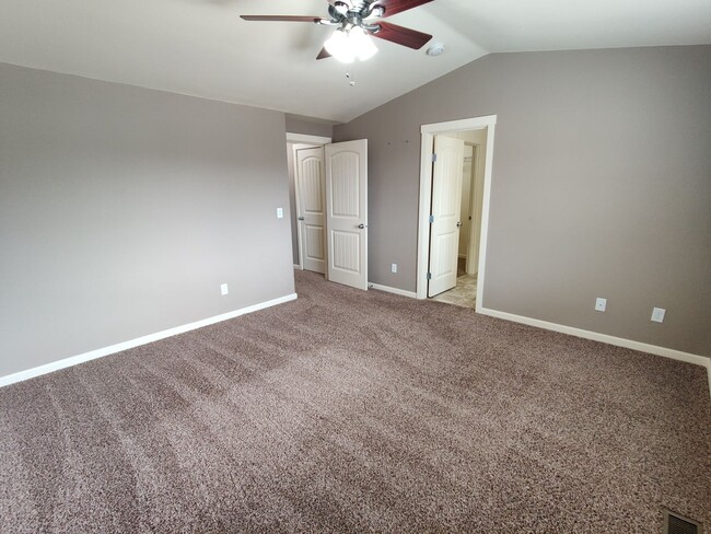 Building Photo - Great West Richland Location