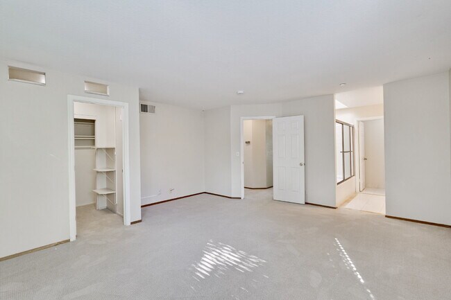 Building Photo - Large, Bright Sunnyvale Townhome near Border of Mountain View