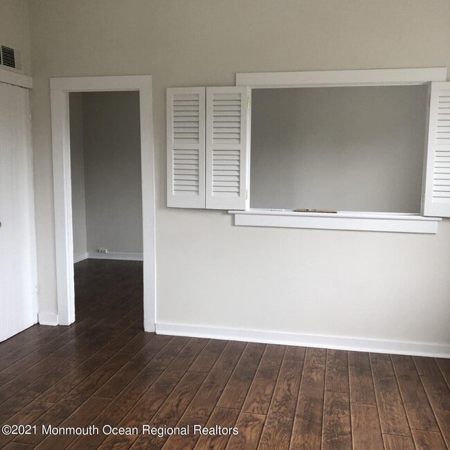 Building Photo - 497 Sycamore Ave