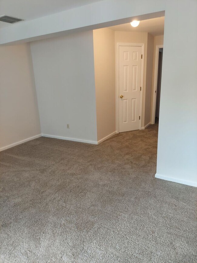 Building Photo - 675 Lex Dr