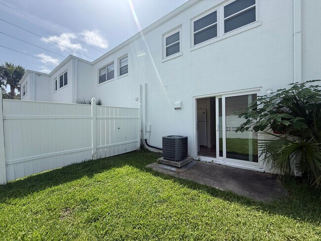Building Photo - 1610 S Palmetto Ave