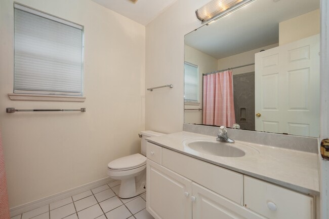 Building Photo - 437 S Shore Dr