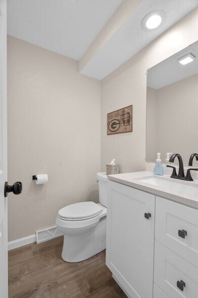 Building Photo - 2598 Parkwood Dr