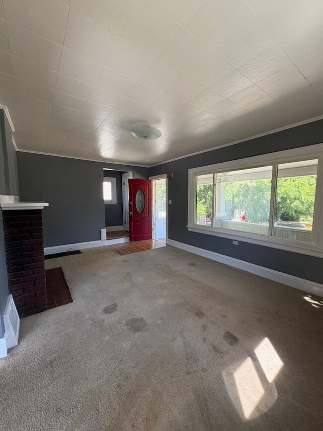 Building Photo - Three bedroom one bathroom home for rent