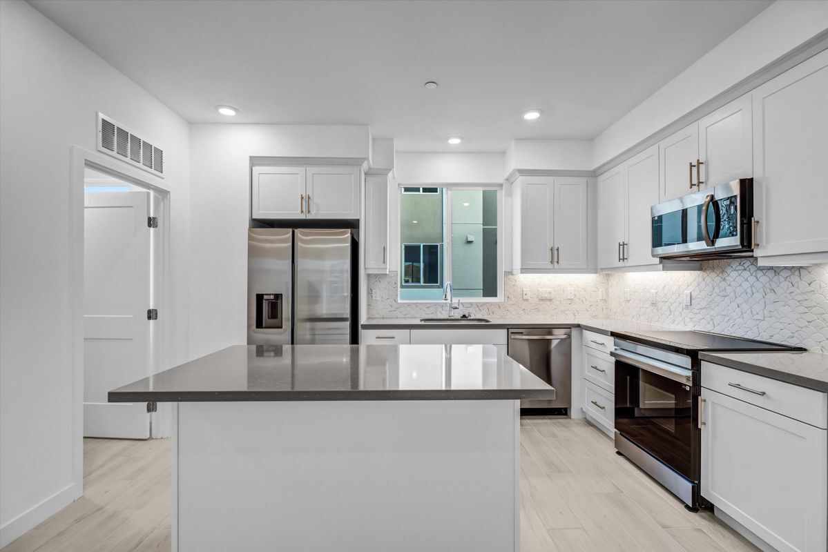 Building Photo - 10002 Central Ave