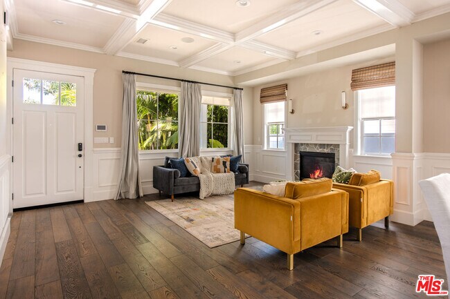 Building Photo - 12142 Hollyglen Pl