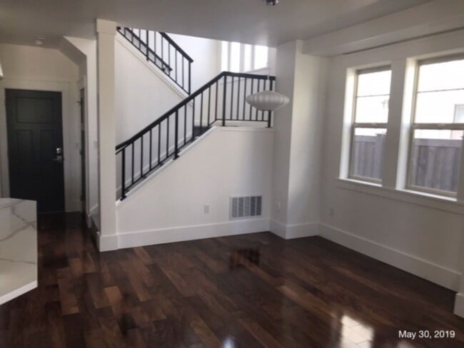 Building Photo - Stunning Liberty Lake Townhouse