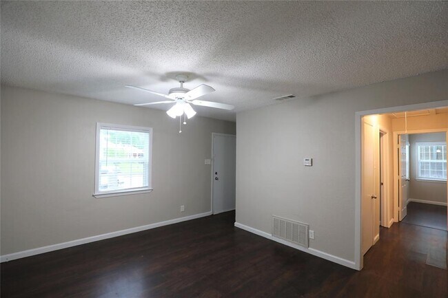 Building Photo - 8418 Grovecrest Dr