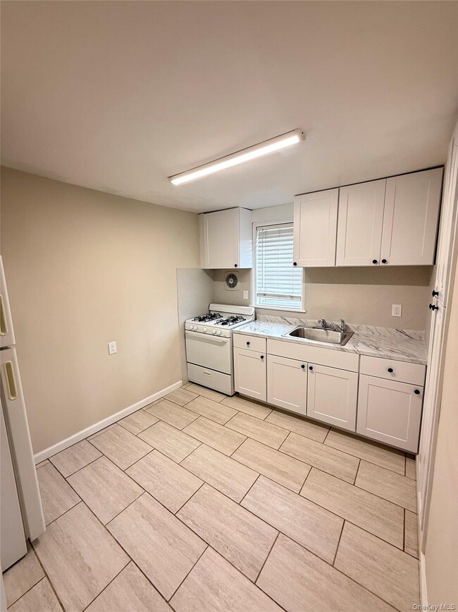 Building Photo - 202 N Wellwood Ave